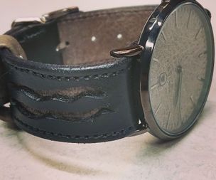 Klockarband i svart läder med mönster
